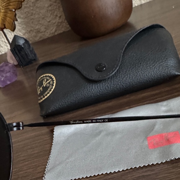 Ray-Ban Classic Black Sunglasses with Case - Picture 4 of 4